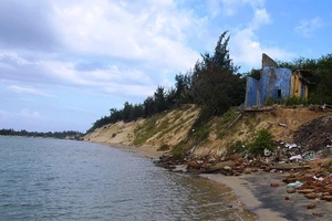 Đầu tư hơn 21,4 tỉ đồng sửa bờ kè biển ở xã đảo