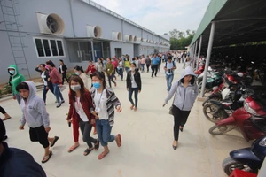 Công nhân đình công do công ty thay đổi cách trả lương