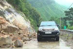 Sạt lở đất rơi xuống đường khiến giao thông ùn tắc