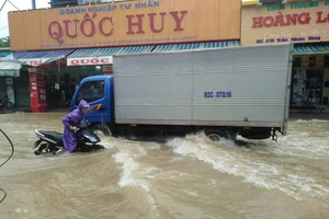 Núi lở vùi hai người đang chạy xe máy