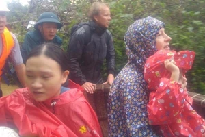 Cứu hai mẹ người nước ngoài ra khỏi nơi ngập lũ