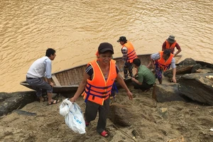 Khẩn cấp ngừng xả lũ để cứu 15 phụ nữ bị mắc kẹt