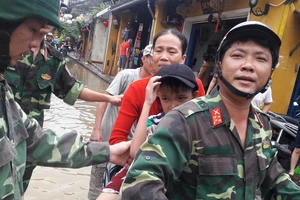 Bộ đội vượt lũ dữ, đưa em nhỏ đi bệnh viện cấp cứu