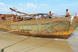 Một tàu sắt 'lạ' dạt vào bờ biển Quảng Nam