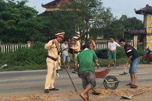 Cảnh sát bắt xe tải đổ chất thải xuống đường