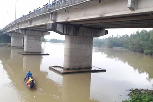 Nam sinh lớp 11 nhảy sông tự tử ở Quảng Nam