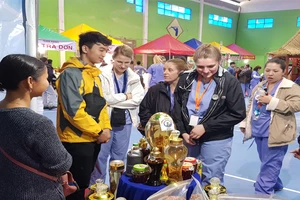 Du khách Mỹ mê mẩn sâm Ngọc Linh