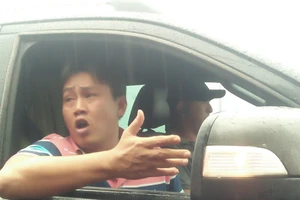 1 tài xế phản ứng ở trạm BOT Tam Kỳ 