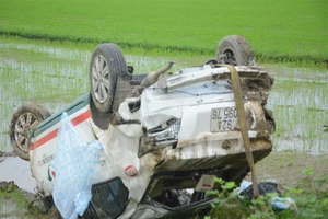 Taxi tông gãy 4 cột mốc, nằm 'phơi bụng' dưới ruộng lúa