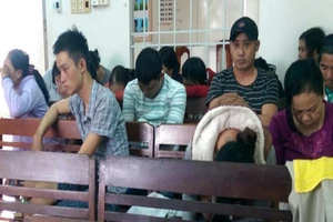 Cảnh sát ập vào bắt 24 con bạc đang sát phạt