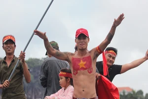 CĐV Quảng Nam 'quẫy tung chảo' trước trận chung kết