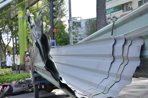 Va chạm xe máy, 2 người tử vong do tôn cắt vào người