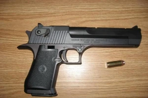 Một công an tử vong khi lau súng