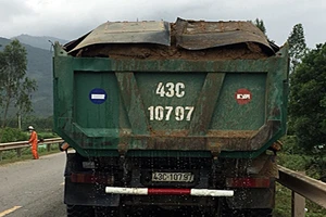 Tài xế xe chở cát thách thức CSGT