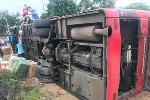 Lật xe khách, ba người bị thương