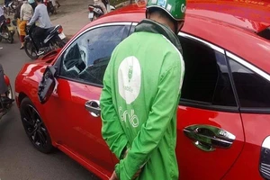 Người tu hành dùng gậy đập vỡ kính ô tô vì không vượt được