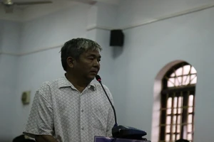 Tạm dừng xét xử vì giám đốc nhập viện trên đường đến tòa