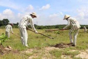 Quản giáo bán hàng công khai cho người nhà phạm nhân