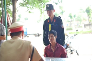 Phát hiện bả chó trong ba lô của thanh niên trốn truy nã