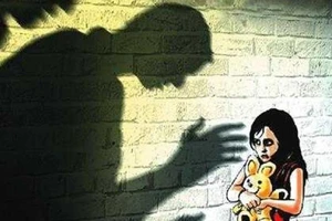 Thấy con riêng của vợ đang tắm, cha dượng xông vào hiếp dâm