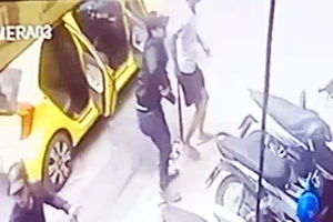 Nhóm người đi trên 2 ô tô xông vào quán vịt quay chém loạn xạ