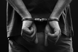 Cầm dao đuổi chém ba người trọng thương sau bữa sáng