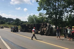 Lật container chở phế liệu khiến 4 người bị thương