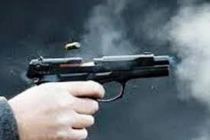 1 thanh niên bị bắn tại nhà