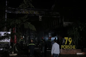 Quán bar bị thiêu rụi trong đêm