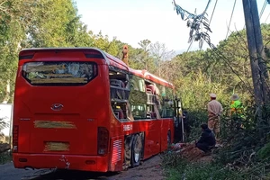 Xe khách chở 20 người lật ở Lâm Đồng