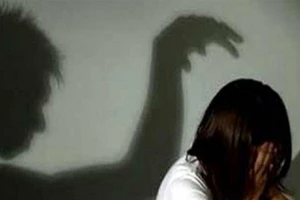 Nữ sinh lớp 9 bị dâm ô trong phòng vệ sinh ở trường