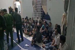Cảnh sát phá cửa bắt 44 người chơi xóc đĩa