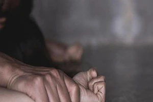 Bé gái 15 tuổi cắn vào người kẻ hiếp dâm để thoát thân