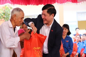 Bí thư Đắk Lắk thăm, chúc tết bệnh nhân nghèo