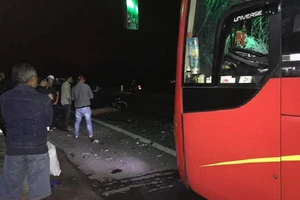 Va chạm với xe khách, 3 người chở nhau trên xe máy tử vong