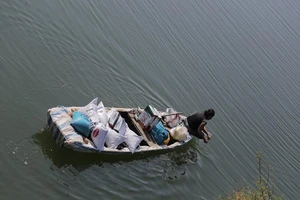 Phóng sự ảnh: Những đứa trẻ sống nhà bè ngóng tết trên bờ 