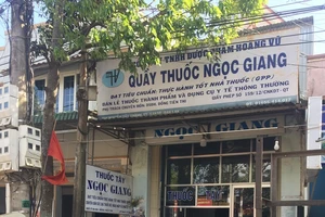 Quầy thuốc găm hàng, bán khẩu trang giá trên trời bị 'sờ gáy'