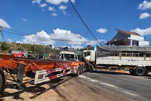 Tai nạn liên hoàn, tường nhà dân bị ủi sập