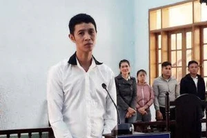 Anh vợ đâm chết em rể sau khi thấy cha bị xô ngã