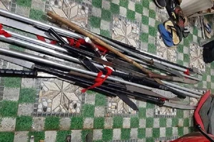 Nhóm thanh niên cầm lựu đạn hẹn nhau huyết chiến