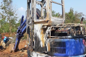 Xe múc gần nửa tỉ đồng cháy rụi trong rẫy cà phê 