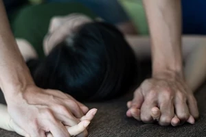 Bị truy tố vì làm bạn gái 13 tuổi mang thai sinh con