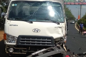 Va chạm với xe tải, 2 người thương vong