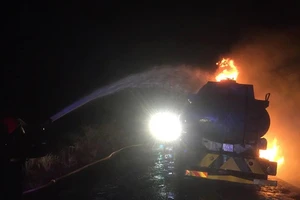 Xe bồn chở 12.000 lít xăng bốc cháy nghi ngút 