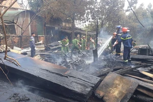 Xưởng gỗ hơn 200 m2 bị lửa thiêu rụi