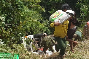 Người dân phụ giúp xe chở phân bị rơi xuống vực