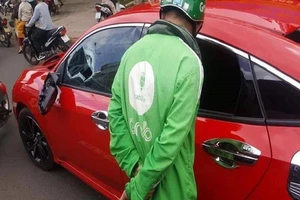 Đình chỉ bị can với người dùng gậy đập kính ô tô