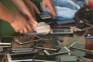 Ra tù rủ nhau đột nhập hàng loạt cửa hàng