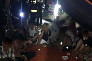 20 người tụ tập ăn nhậu tại một thác nước trong đêm