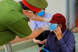 Hàng trăm bao gạo và nhu yếu phẩm đến tay người nghèo